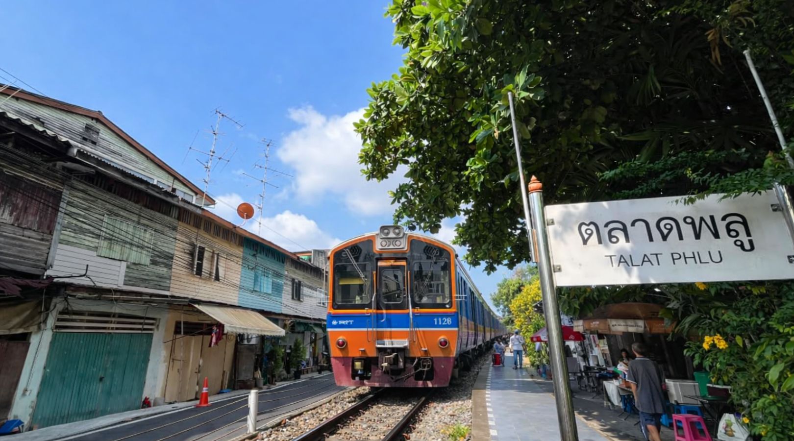 タラートプルー駅 付近到着